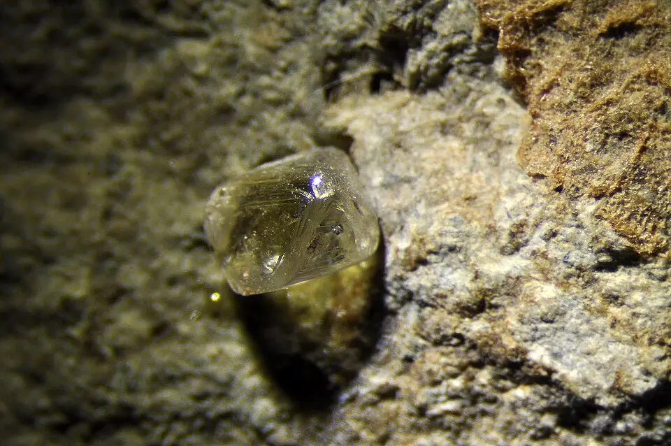 File:Diamond, kimberlite 1.jpg
