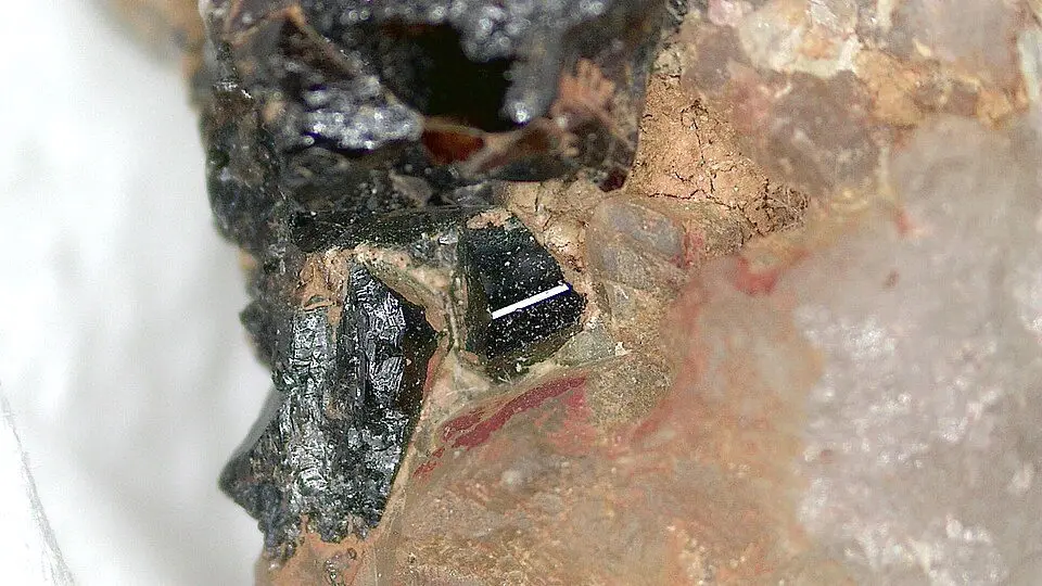 File:Cassiterite SnO2, quartz SiO2 - Horní Slavkov, Czech Republic micro (50658061416).jpg