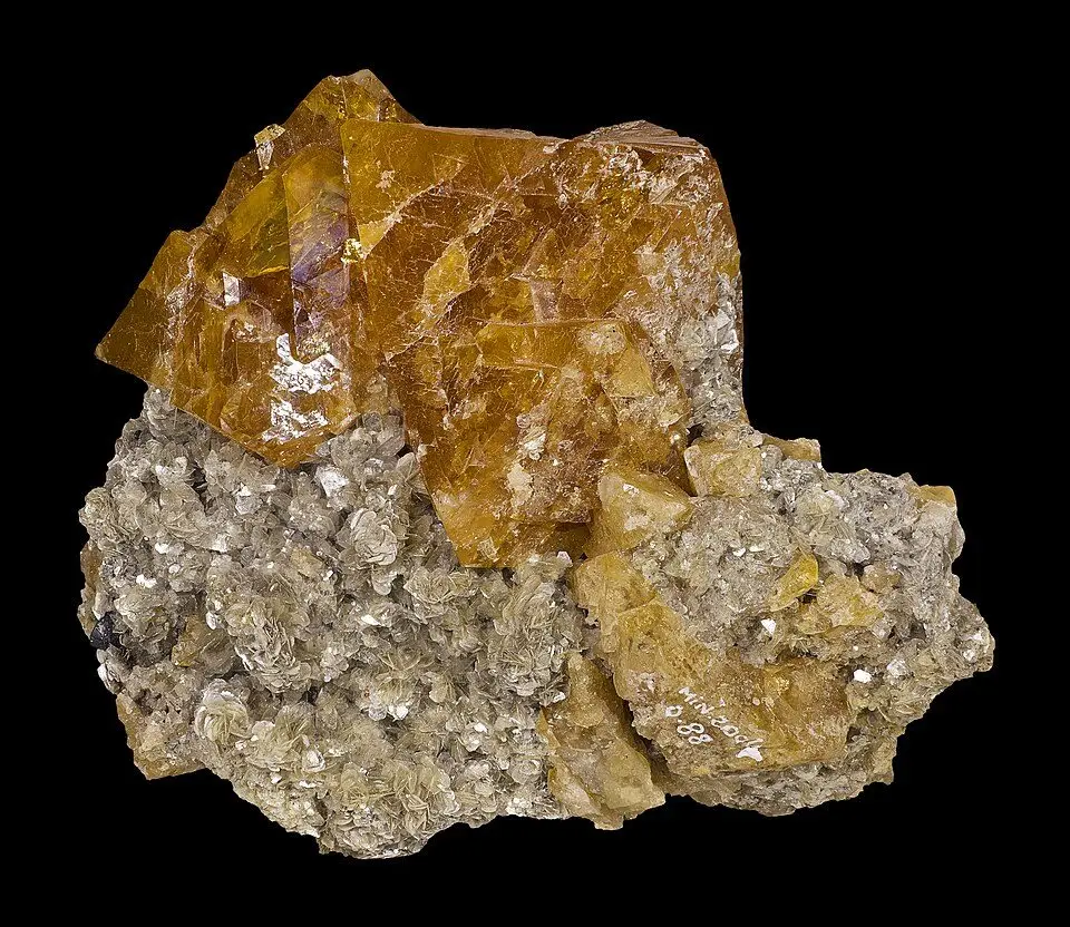 File:Scheelite MHNT.MIN.2004.0.88 (p).jpg