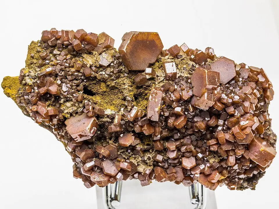 File:Vanadinite, Mibladen, Morocco-8793.jpg